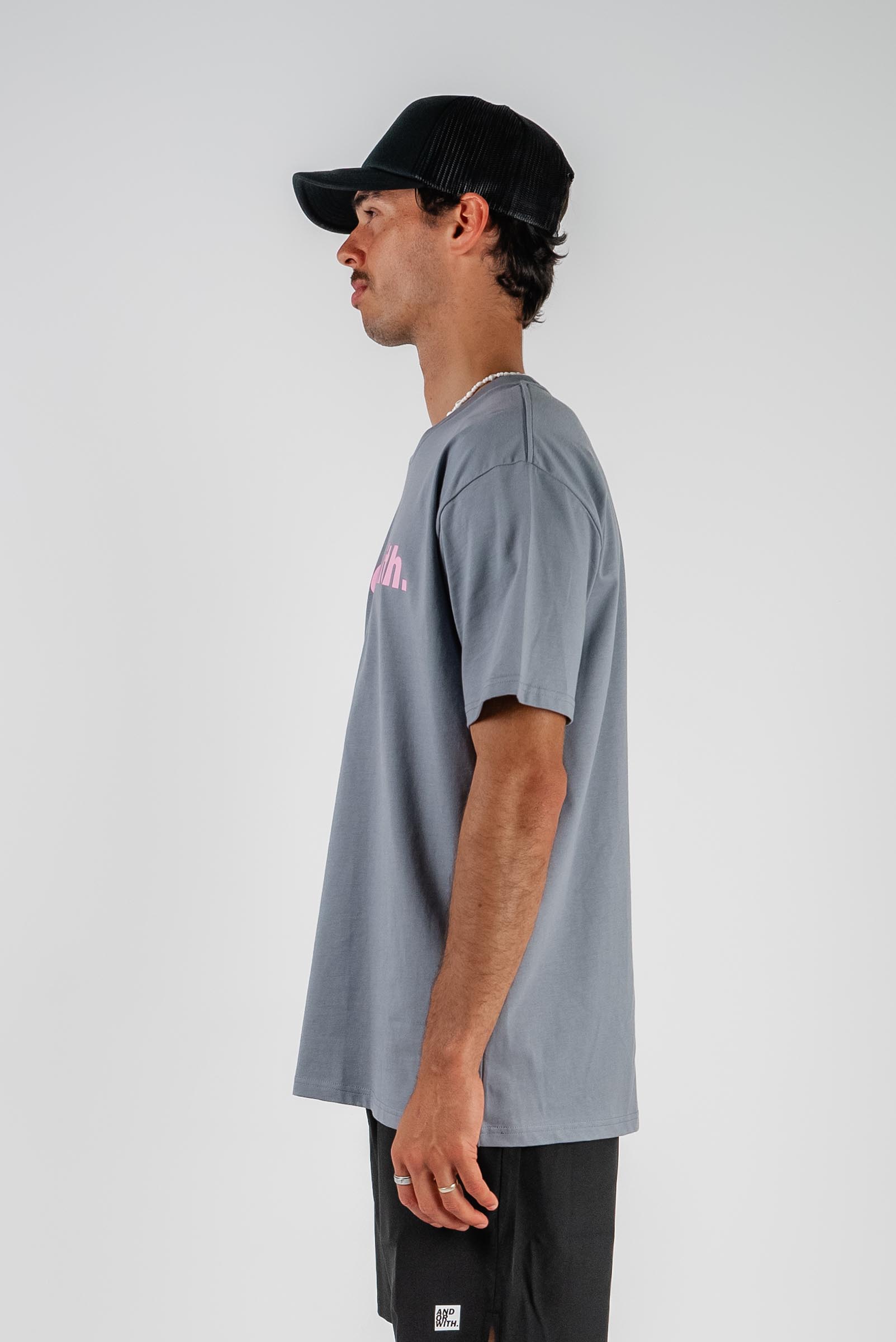 Statement Tee Gravel