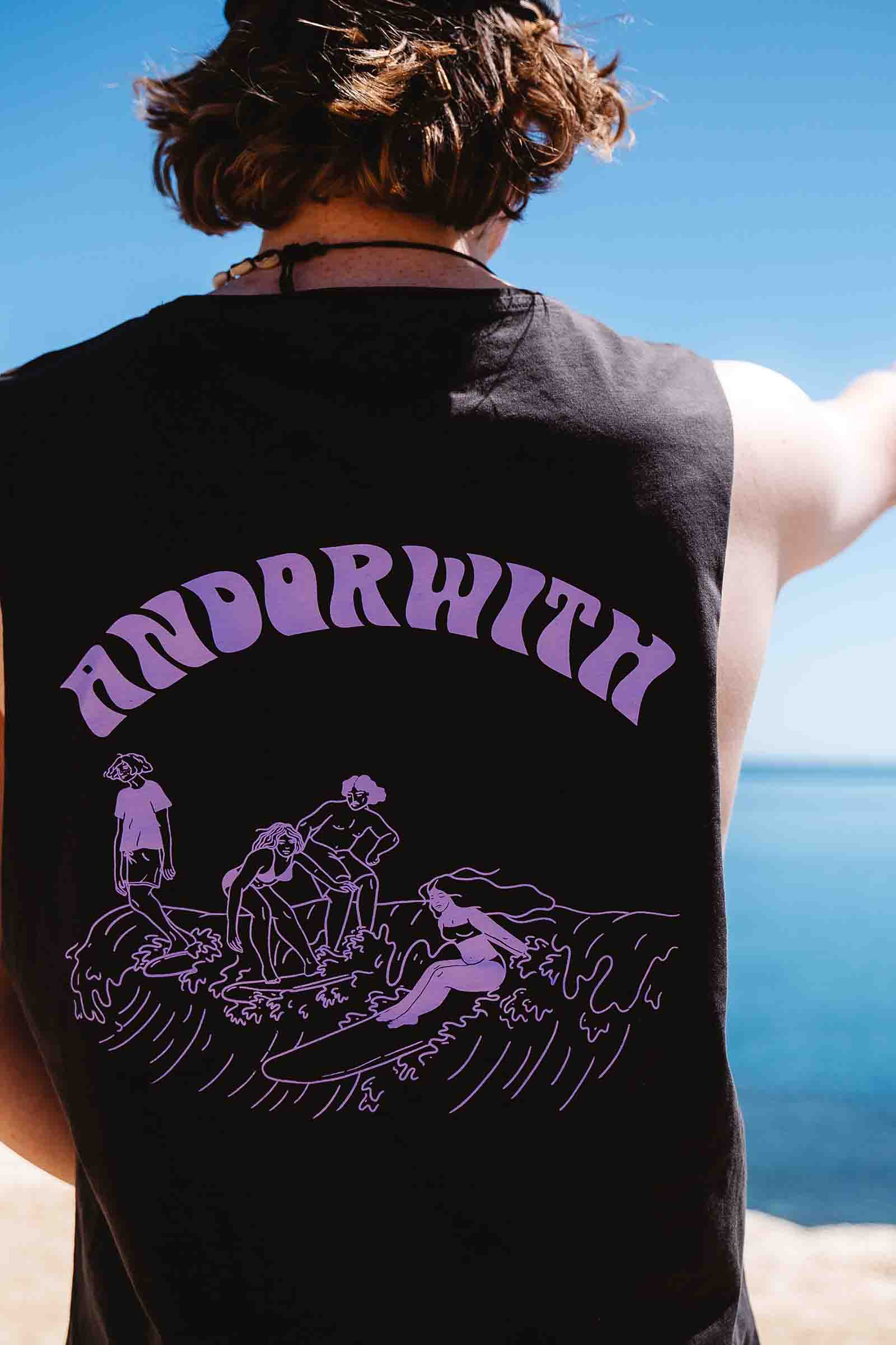 black-muscle-tshirt-andorwith-surf-skate-fashion