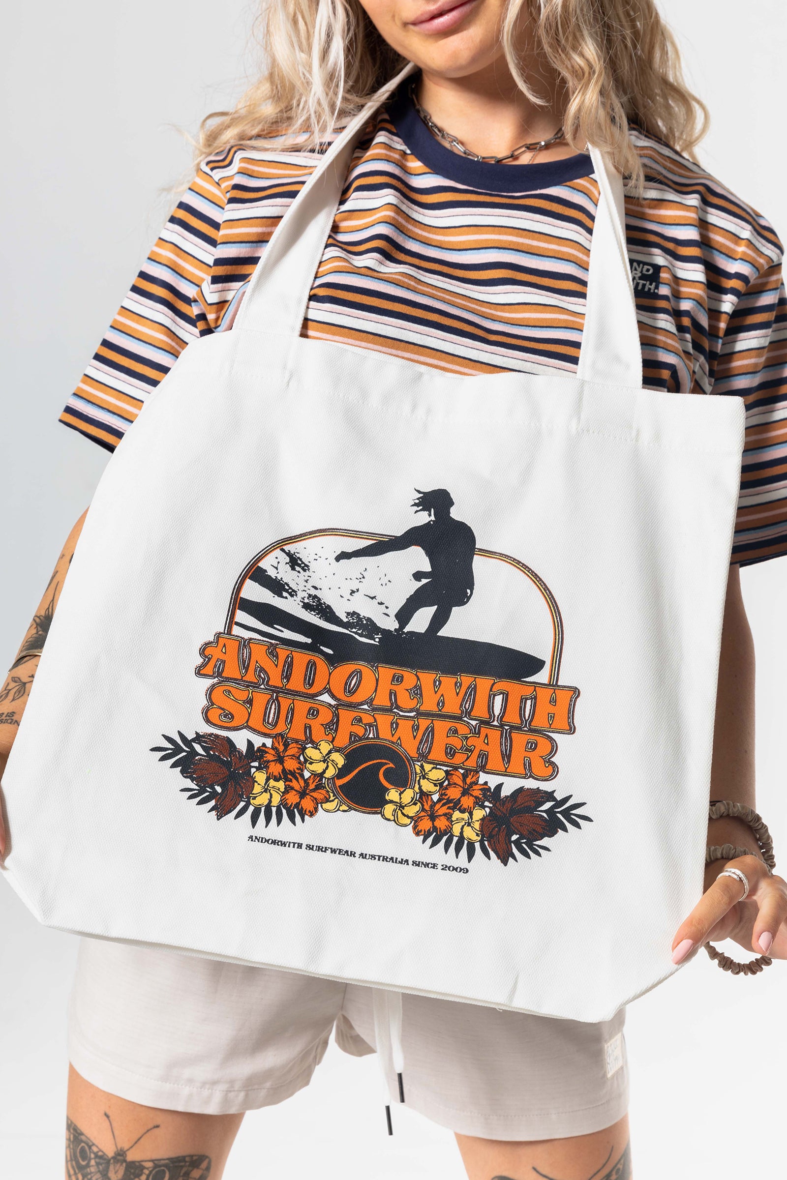 retro-tote-bag-cream-andorwith-surf-skate-accessories