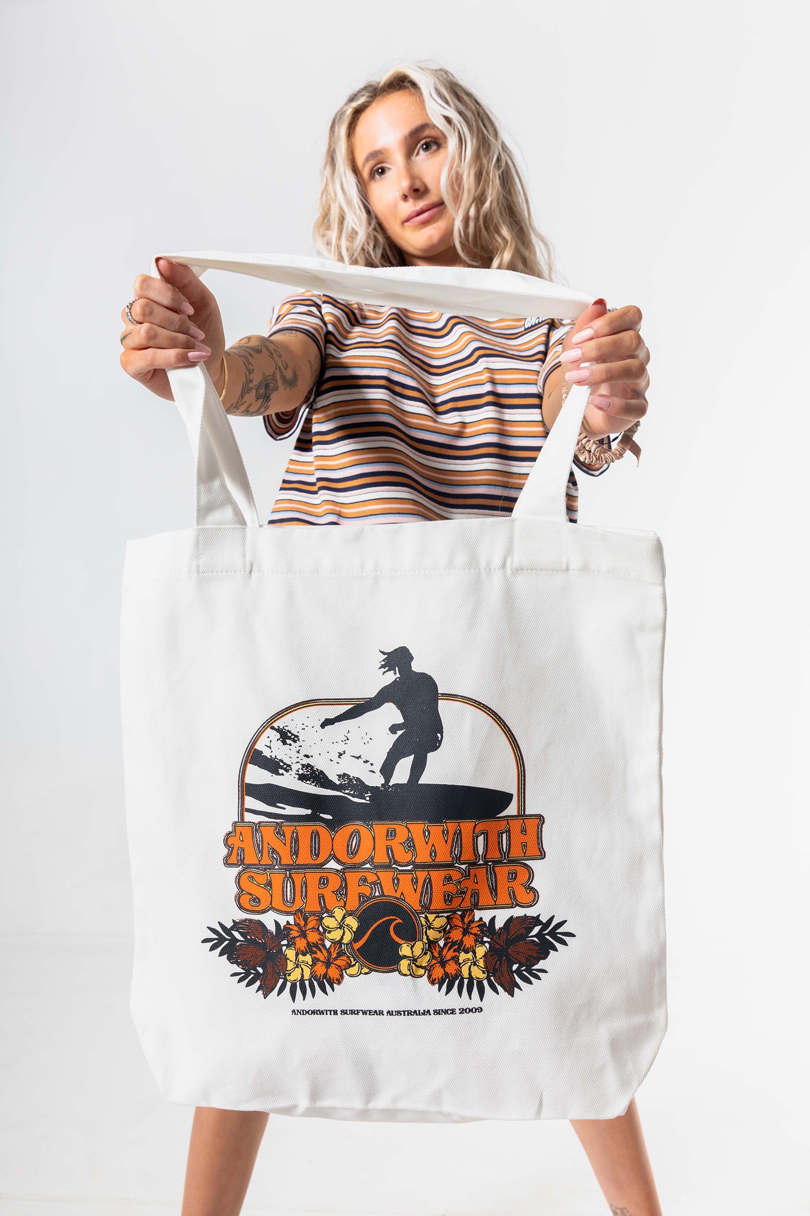 retro-tote-bag-cream-andorwith-surf-skate-accessories