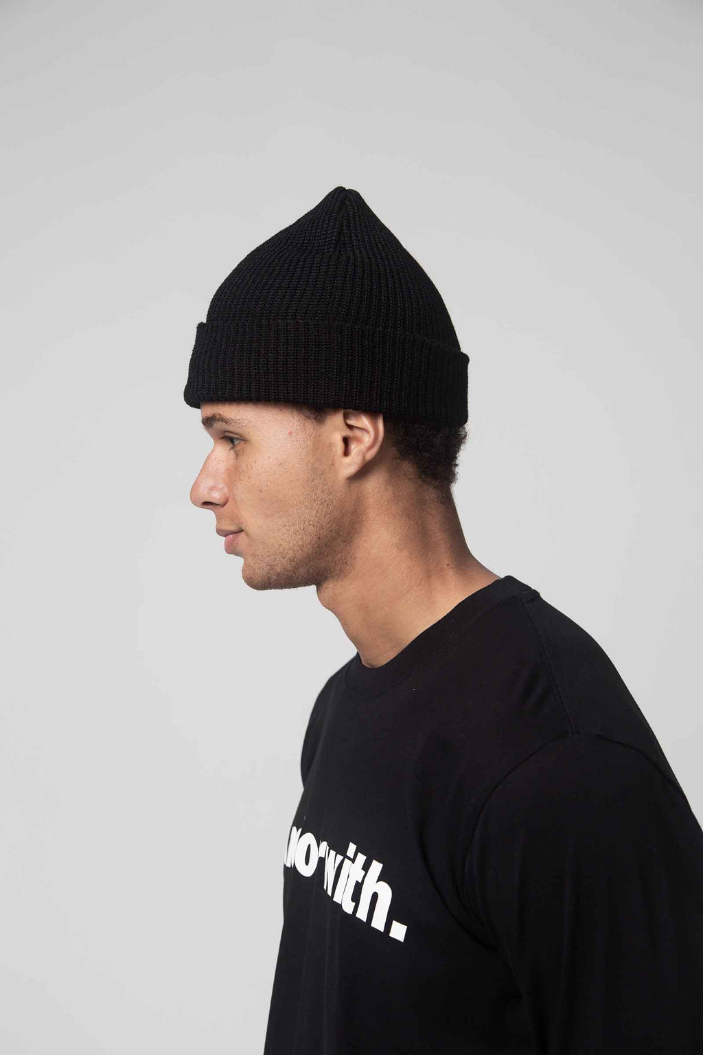 unisex-black-wool-beanie-andorwith-surf-skate-wear