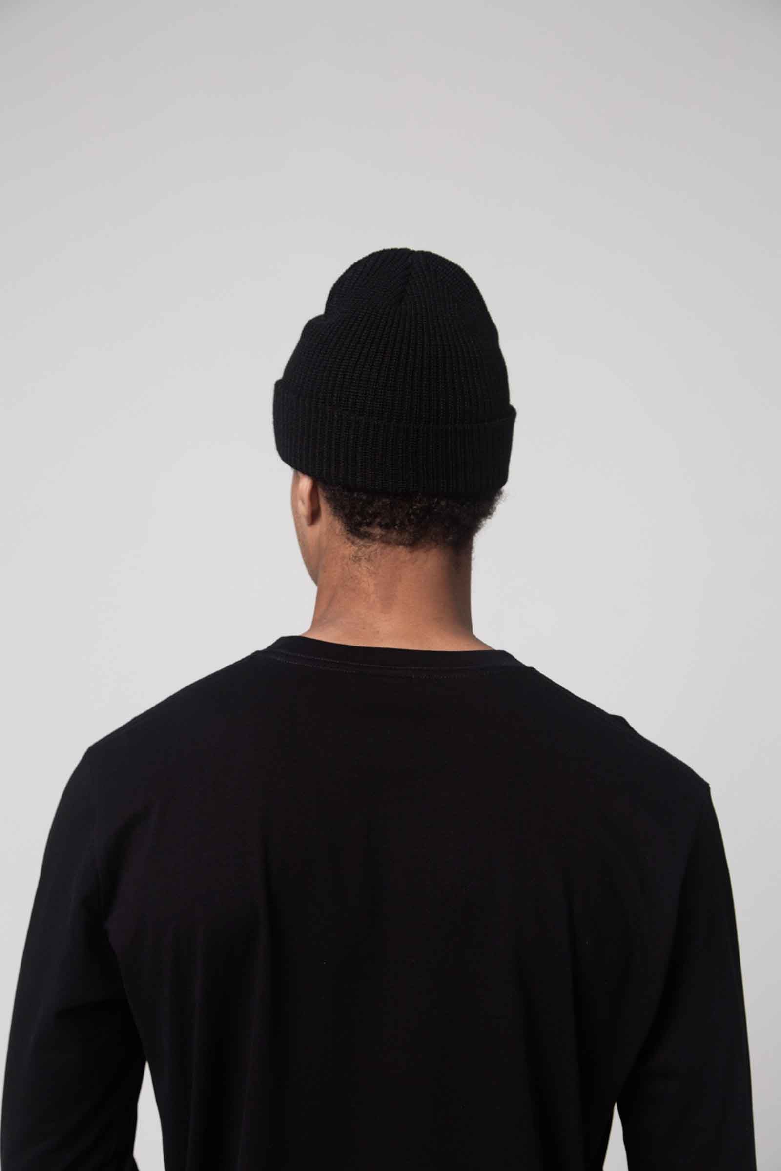 unisex-black-wool-beanie-andorwith-surf-skate-wear